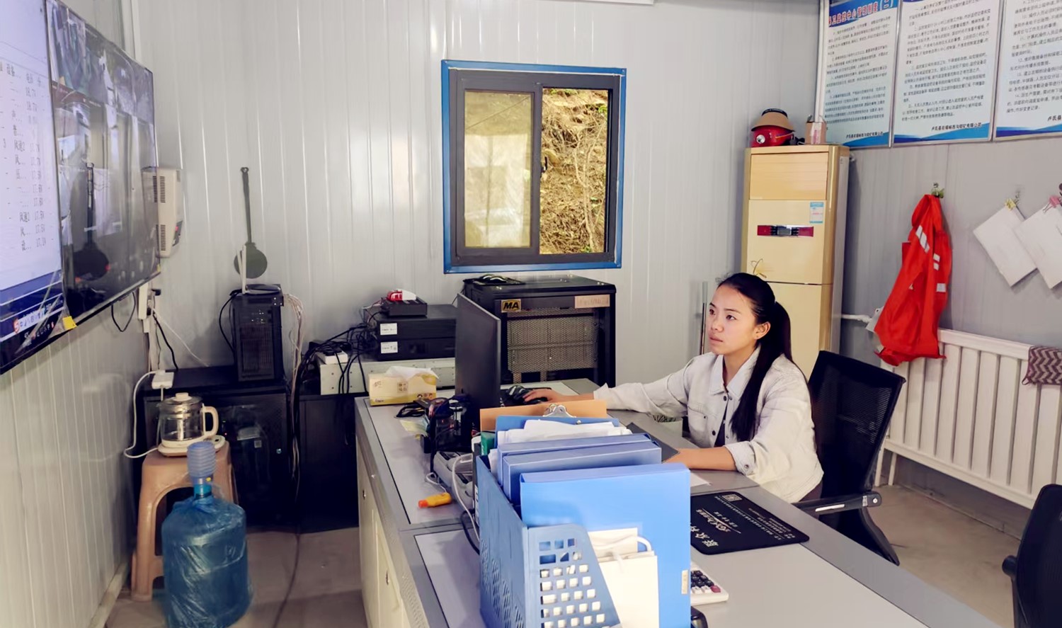 堅(jiān)守安全防線，綻放巾幗風(fēng)采｜記西溝鐵礦安全監(jiān)控員黃春玲