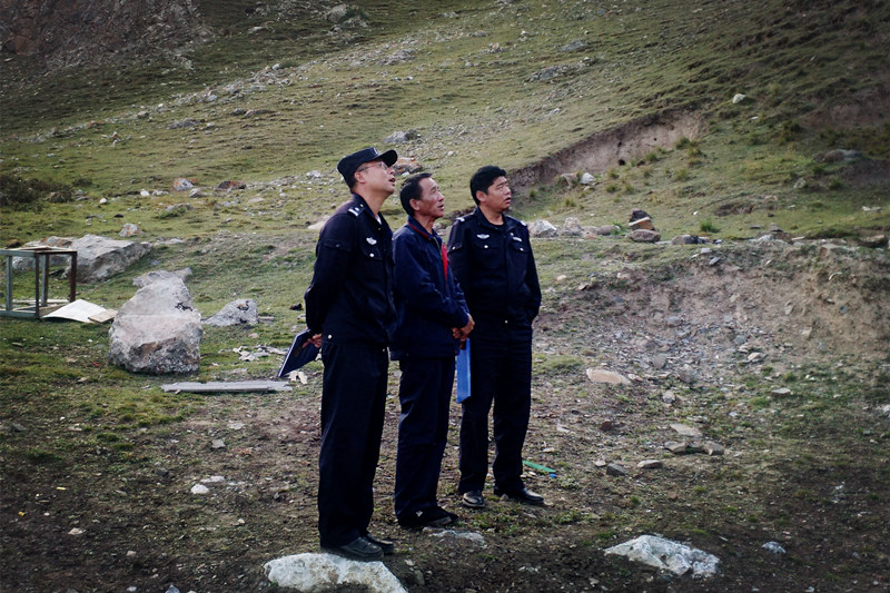 興?？h公安局治安大隊(duì)到銅鑫公司例行安全專項(xiàng)檢查